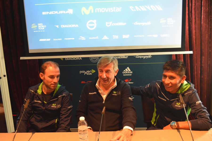 Unzué, entre Valverde y Quintana, durante la rueda de prensa © Movistar Team