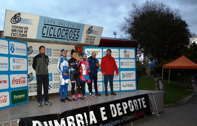 Lucía Vázquez, en el podio de Dumbria, junto a Mª Jesús Barros y 