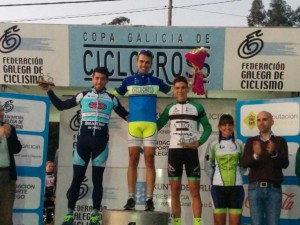 El ganador en O Rosal, Adrián Valverde, en el centro del podio sub-23.