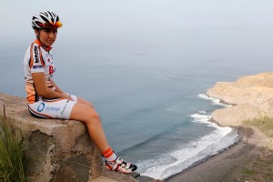 Elisabet Escursell, joven corredora del equipo Bizkaia-Durango, con la Playa de Veneguera al fondo © Iñaki Lopetegi
