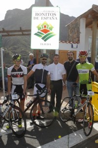 Francisco Herrera, alcalde de Tejeda, con los primeros corredores en llegar a su localidad © Iñaki Lopetegi