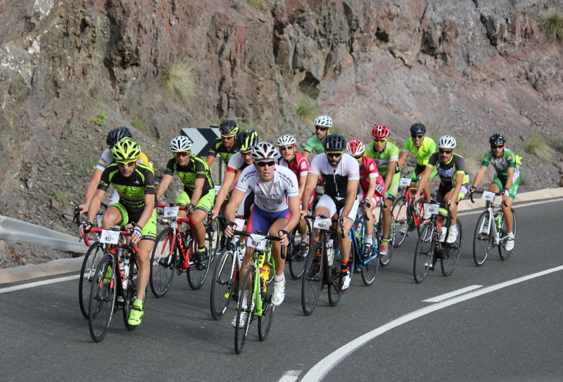 Grupo de cabeza subiendo el Mirador de La Aldea © José Arturo Castro
