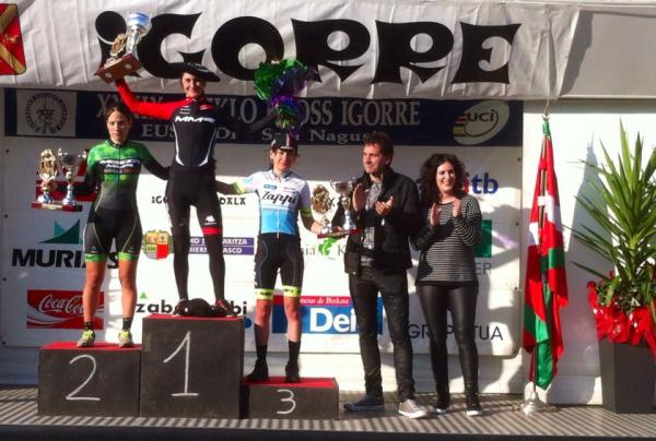 Podio femenino élite con Nuño entre Lucía González y Merce Pacios © RFEC