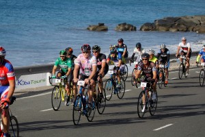 Pelotón rodando paralelo a la Costa © Iñaki Lopetegi