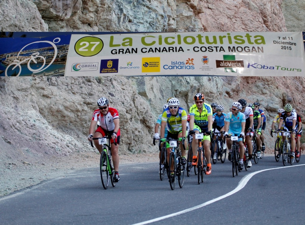 Pelotón subiendo al Mirador de La Aldea © Iñaki Lopetegi