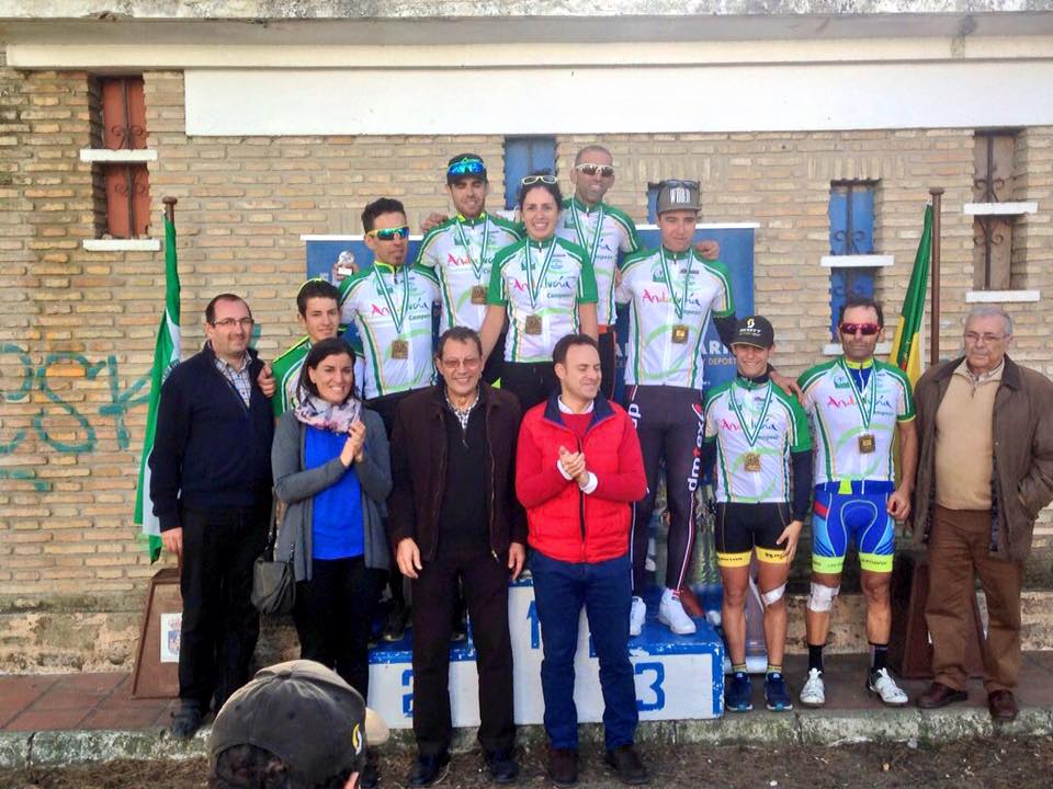 Los campeones andaluces de ciclocross, en el podio © FAC