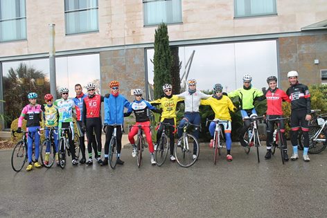 Los participantes en el Campus, antes de la salida en bici.