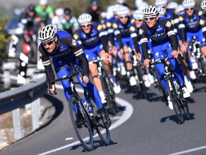 Liderando el grupo por Alicante © Etixx