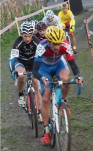 El máster 40 Esteban, seguido de Mujika, en Igorre © FVC