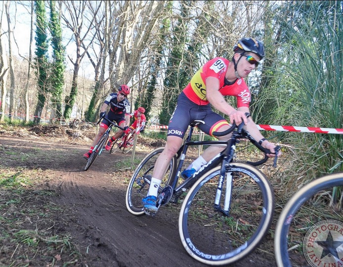 Kevin Suárez seguido de Ismael Esteban, los dos representantes élite en el Nacional © Javi Linares