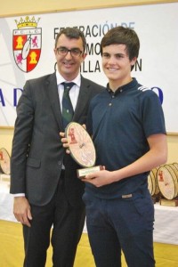Mateo González, uno de los seleccionados, recibiendo un premio en la gala castellano-leonesa © Tw E. González