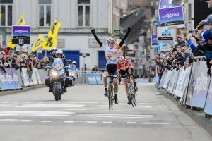 Anna Van der Breggen ganando el Circuito Het Nieuwsblad 2015