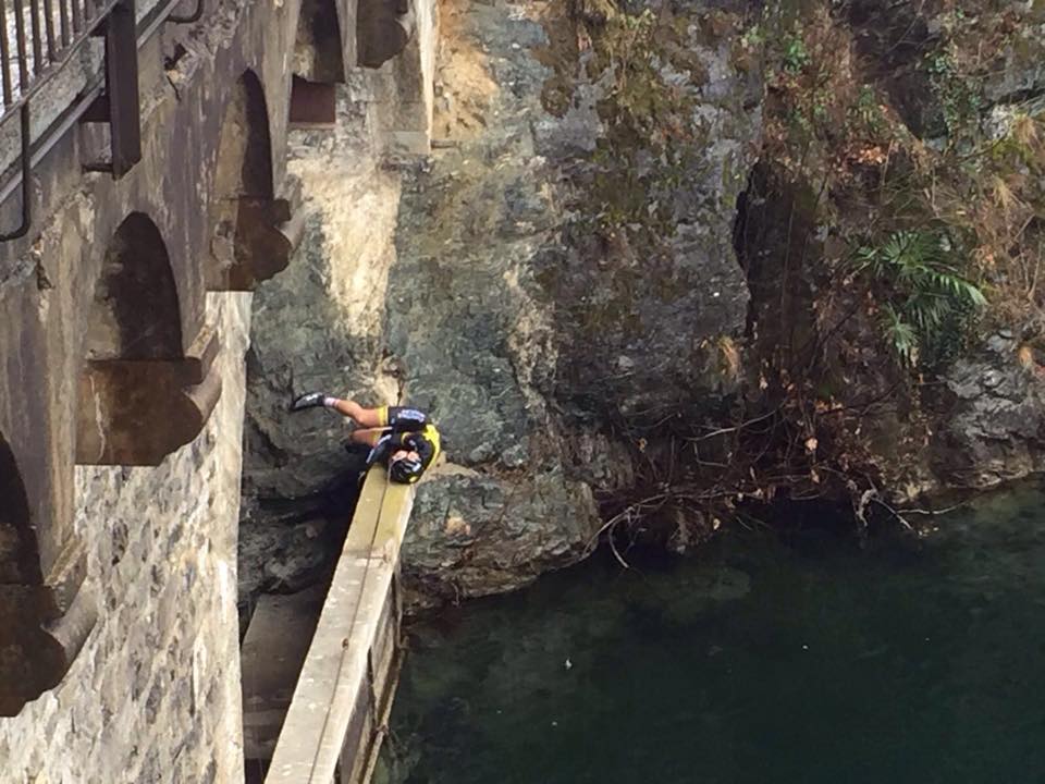 Fiek en la base del puente © Christina Jewelry