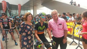 Joan Ribó, junto a Valverde, en la salida de la etapa de La Vuelta 2015