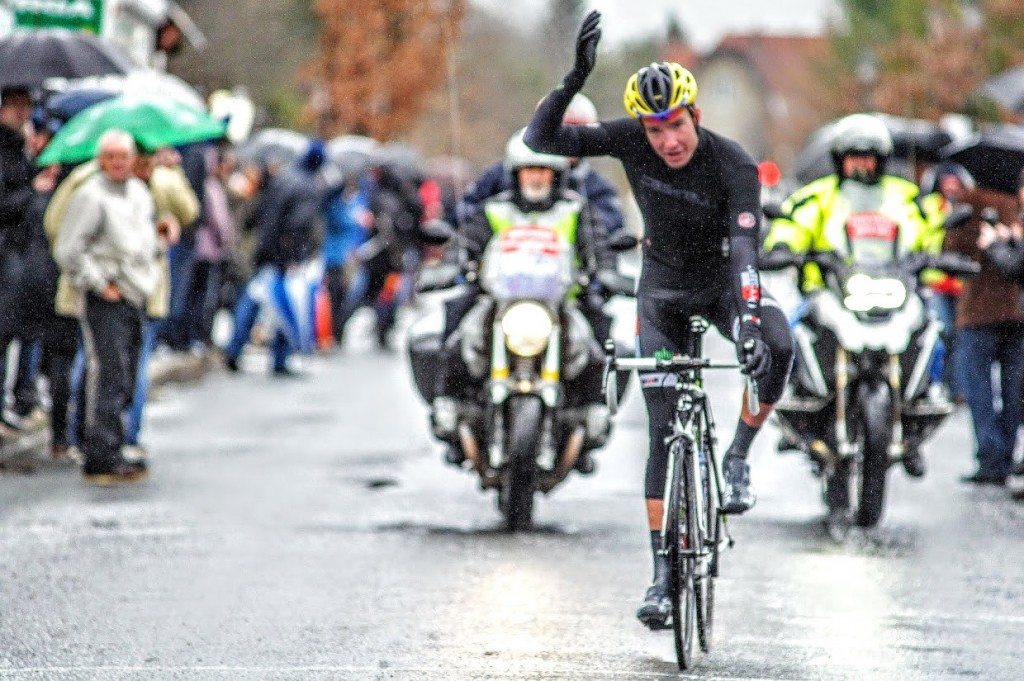 Yoann Paillot cruza la meta bajo la lluvia © Yves Bergantin