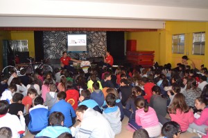Durante una de las charlas que Noel Martín y Carlos González ofrecen en los colegios.
