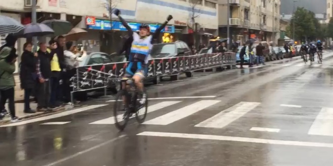 David García levanta los brazos en Llodio, aunque fue descalificado por no verse su dorsal © masters.abloque.com