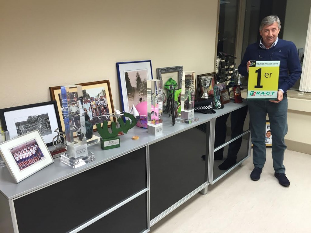 Unzue sostiene el premio por equipos del Tour de Francia 2015 © Ciclo 21