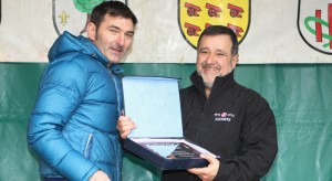 Azcona, recibiendo premio en Aiztondo Klasikoa © Equipo Lizarte