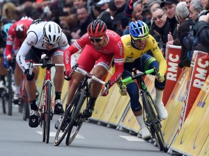 La acción entre Bouhanni y Matthews © Sky 