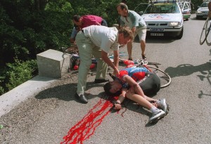 Casartelli yace en el suelo © ASO