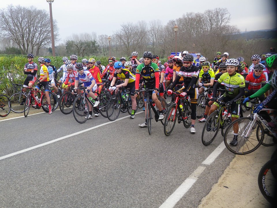 El pelotón, preparado para La Peratallada © FB Didier Veissiere