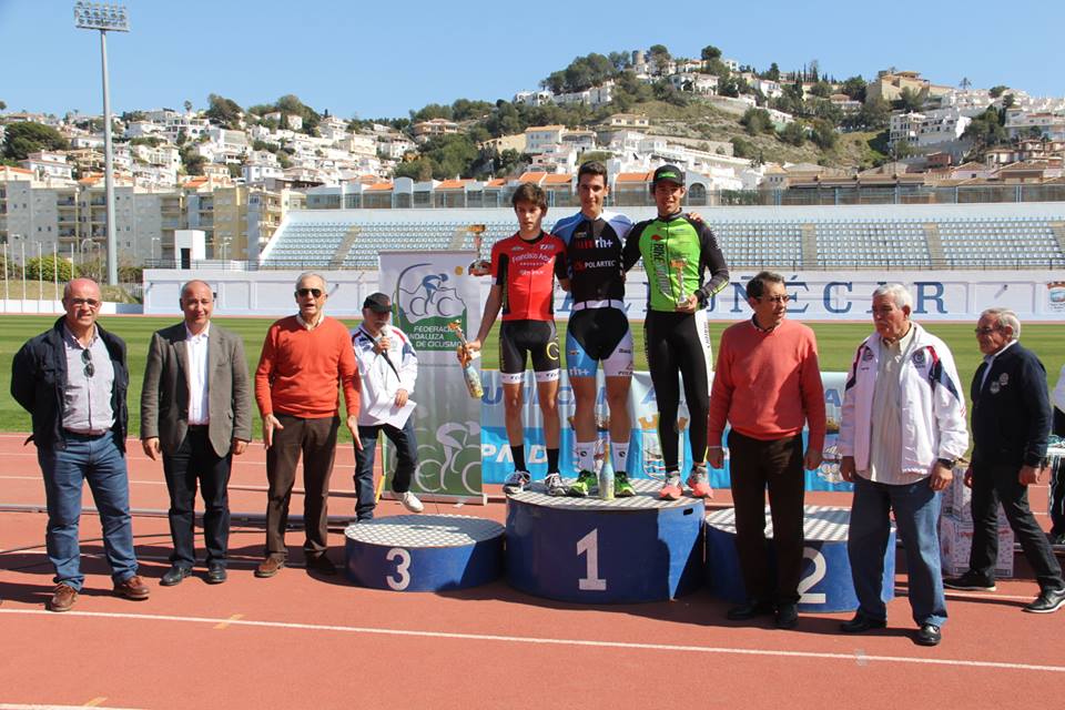 Podio júnior con Cristian Fernández, entre Alberto Gómez y Mauricio J. Cortés © FAC