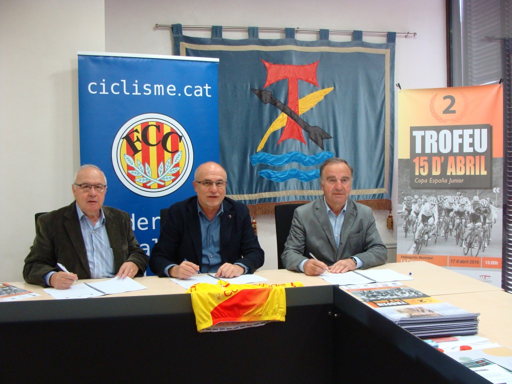 De izda. a dcha.: Francesc Estellé, presidente del club ciclista; Roc Muñoz, alcalde de La Canonja y Francisco Domínguez, concejal de Deportes