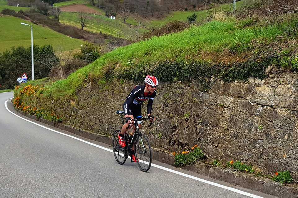 Eduardo Pérez-Landaluce, en la subida a Muñó donde lograba irse en solitario © MMR CA