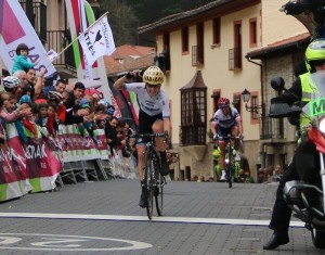 Emma Johansson celebra su triunfo. Por detrás, Carmen Small © Goiena Albisteak