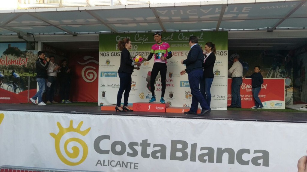 Moreno en el podio © Vuelta Alicante