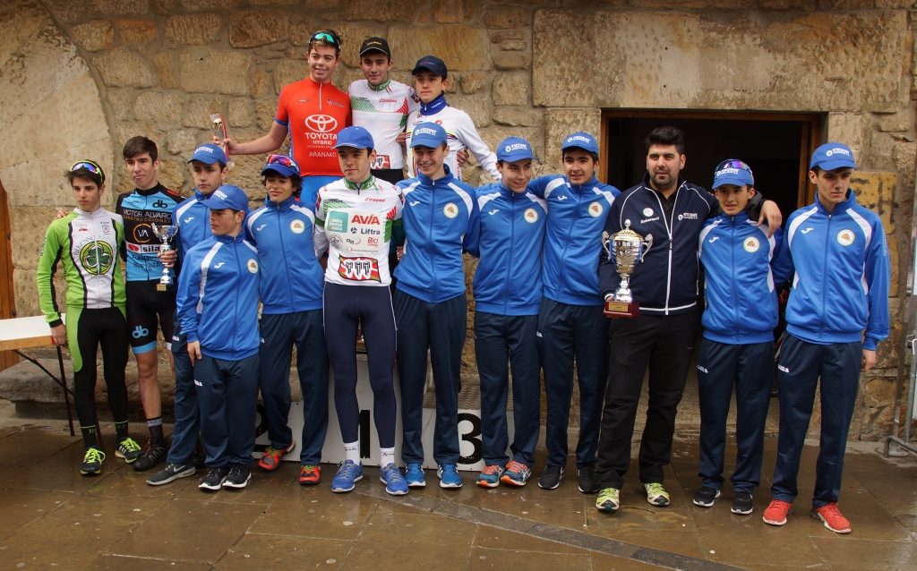 Podio con los ganadores de la carrera y los líderes del Torneo Gaztetxoak © FVC