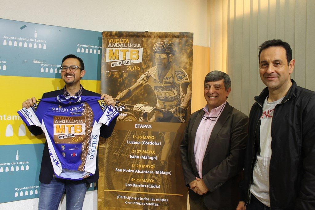 El concejal delegado de Deportes de Lucena, Manuel Lara, junto con Joaquín Cuevas, gerente de Deporinter