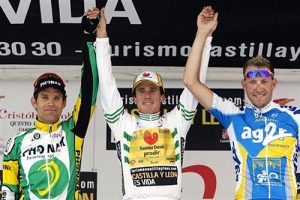 Cañada, tras ganar la Volta, rodeado de Botero y Moreau