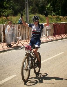 Lucía Vázquez alza los brazos como ganadora en Fundao