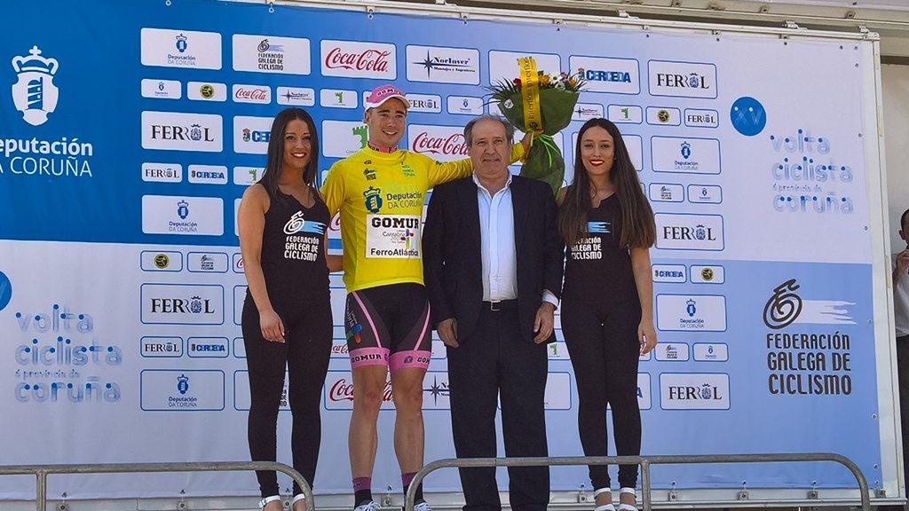 Viejo, con el maillot de líder tras su victoria en la primera etapa