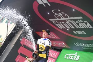 Roglic celebra su éxito © Giro 