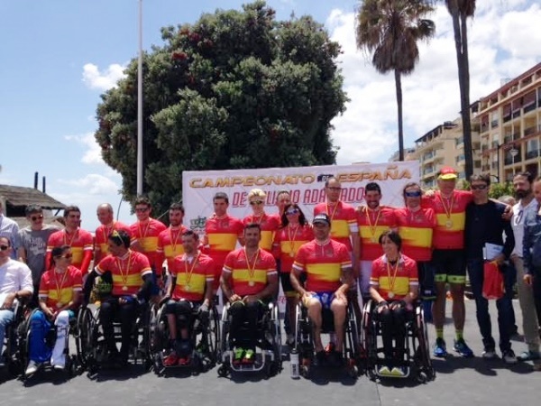 Los campeones de España de ciclismo adaptado lucieron sus  maillots © RFEC