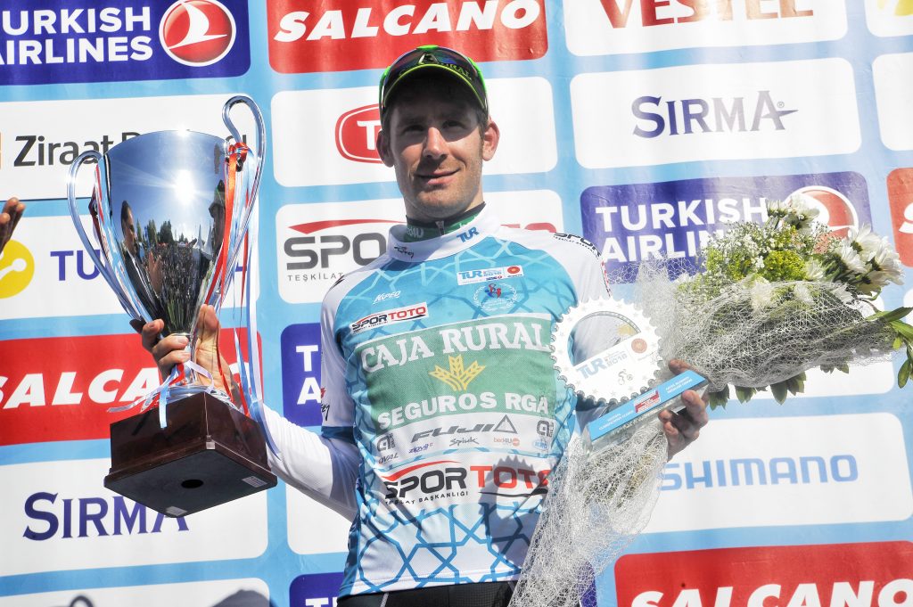 José Gonçalves con su trofeo © Brian Hodes
