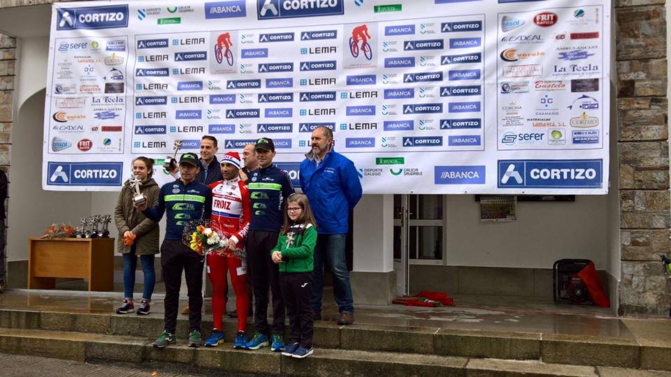 Podio máster 40 con Iglesias entre Rodríguez y Caamaño © CC Padronés