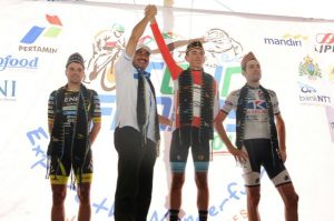 Prades (izquierda) con García Ambroa (derecha) en el podio de la general de Flores