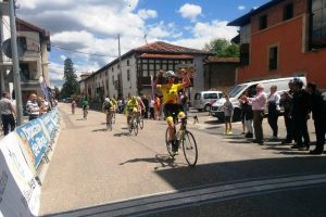 Sandra Alonso, cruzando la meta en el GP Muniadona © Vuelta a Burgos