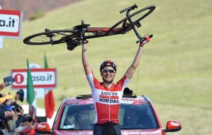 Wellens, con su bici en meta © Giro
