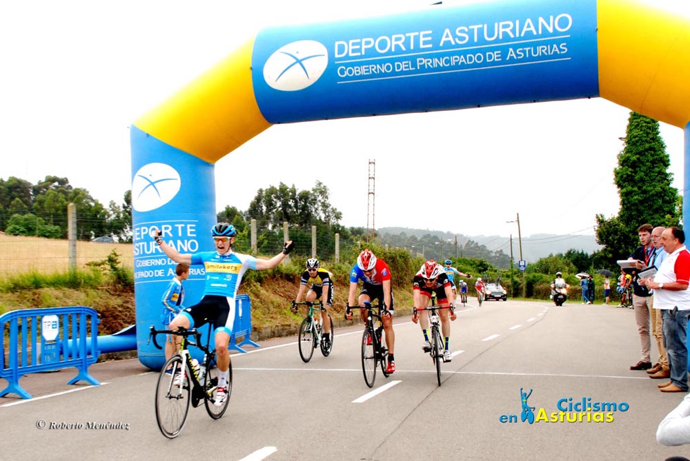 Así cruzaba Daniel Rodríguez bajo la pancarta de meta en La Calzada © Fund. Víctor Sastre