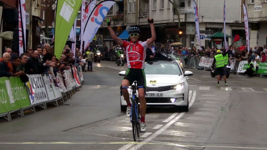 Iñigo Elosegui celebra su victoria al cruzar la meta © Rueda Lenticular