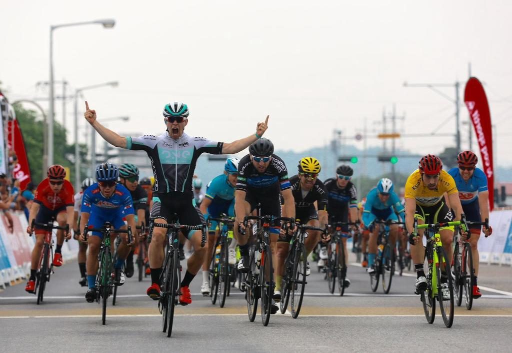 Opie celebra la etapa con Aberasturi a la derecha de amarillo © TDK