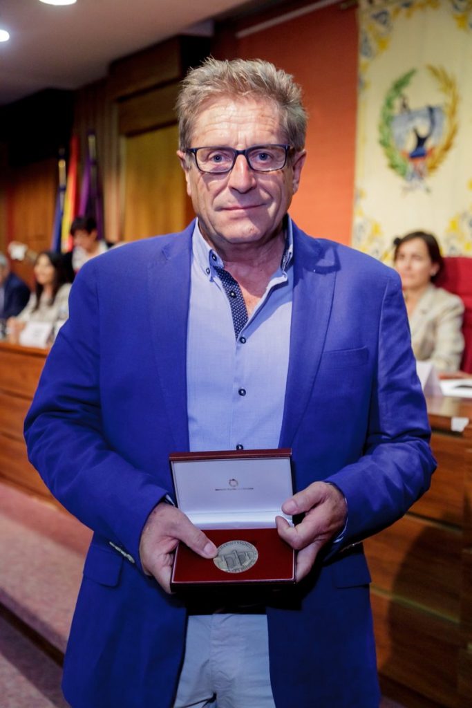 Ángel Bara, con su Medalla de Honor © AEC