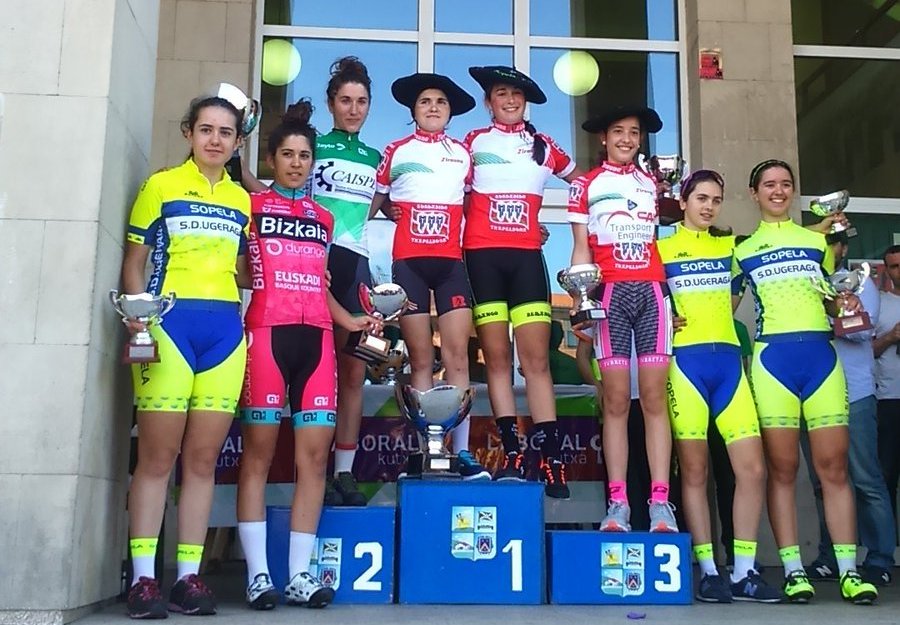 Las campeonas vascas, en el podio © CiclismoFem