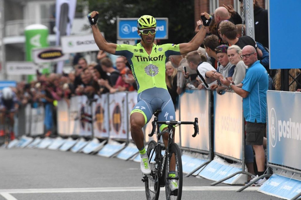 Bennati alza sus brazos © Tinkoff