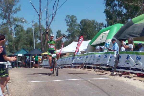 Así cruzaba la meta la campeona Luisa Ibarrola